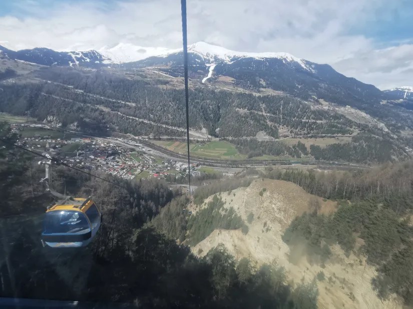 8. Naja, ein paar mal fahr ich schon noch Wopfner. Aber da es nicht den Anschein macht, dass der Planggerlift nochmal öffnet, überlege ich mir so gegen 11:30 Alternativen.<br />Serfaus wollte ich eigentlich erst morgen und der aktuelle Öffnungsstatus überzeugt auch nicht so recht. Nauders hat überhaut alles zu. Tja, wohin also? <br />Scuol wär nicht allzu weit weg. Aber haben sicher auch zu, oder? Als ich dann nach dem Öffnungsstatus schaute, traute ich meinen Augen kaum. Alles geöffnet. Das kann doch gar nicht sein? Scheinbar doch: Also dann auf nach Scuol. Zum ersten Mal skifahren in die Schweiz. (Wenn man von Samnaun absieht.)