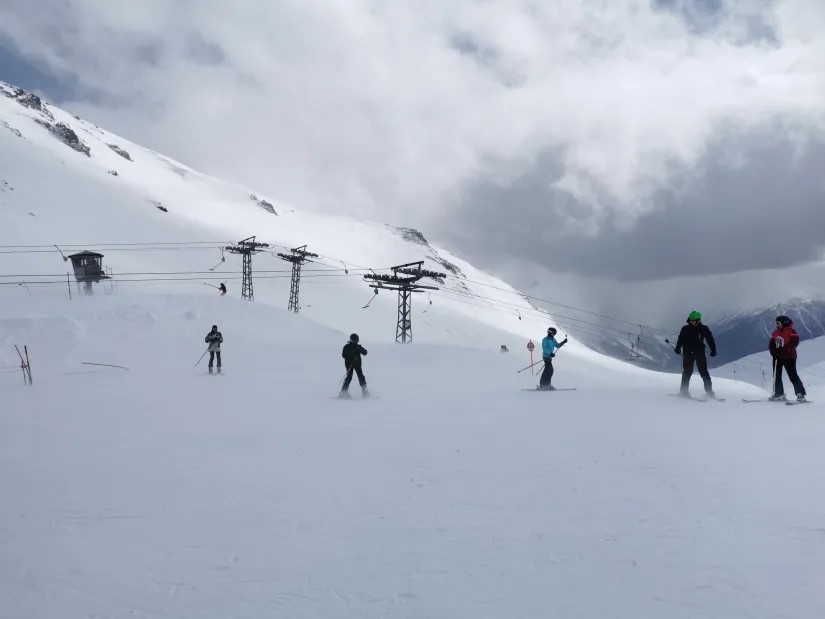 13. Der Wind bließ gefühlt deutlich stärker als in Fendels. Man beachte die Gehänge. Trotzdem ist alles geöffnet. Und so bleibt es bis Betriebsschluss. Was will das Skifahrerherz mehr? :D