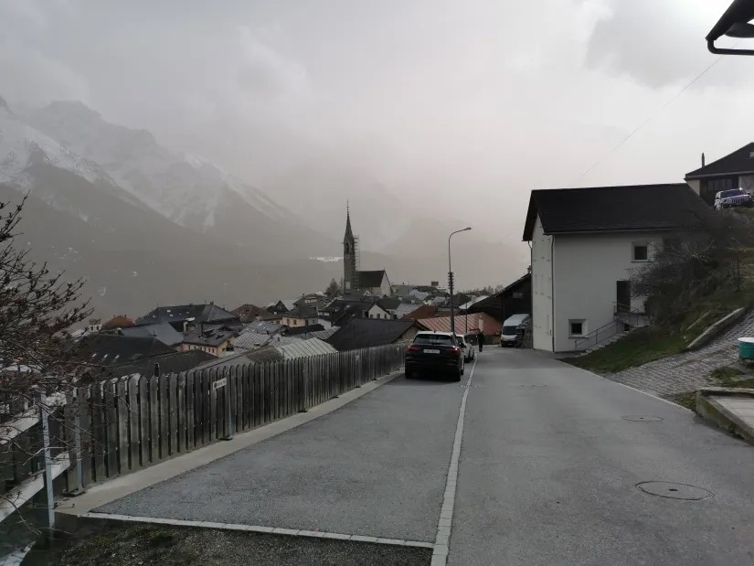 17. Am Ende der Piste wartet zwar noch ein Fußmarsch bis zur Bushaltestelle. Aber der Ort selbst ist auch sehenswert.<br />Im Hintergrund zieht schon der Sandsturm auf. ;)