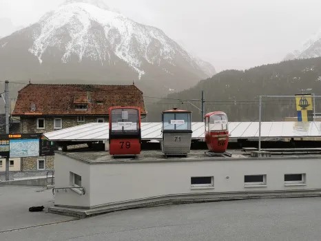 20. Wieder zurück an der Talstation, die sich zugleich sehr praktisch an der Bahn und Bushaltestelle befindet. <br />Man hat wohl schon eine lange Skisporttradition.