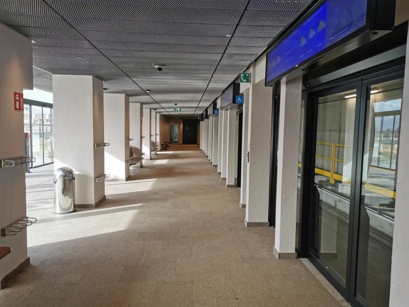 21. Und schon der Quantensprung zum darauffolgenden Tag in Serfaus. Wind natürlich entgegen aller Hoffnungen gleich stark wie am Vortag mit entsprechender Angebotsreduktion.<br />Naja, wenn schon skifahrerisch nix geht, kann man ja notfalls mit der U-Bahn hin und her fahren. ;)