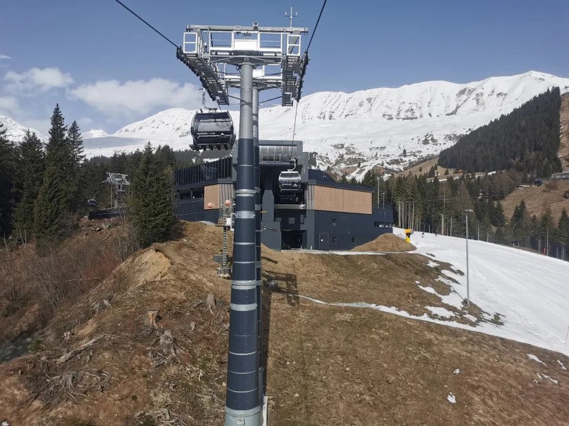 23. Naja, ein paar talnahe Lifte haben ja offen. Also hinauf mit der neuen Komperdellbahn. Wie für neue Anlagen typisch: Betonbunkerbauweise.