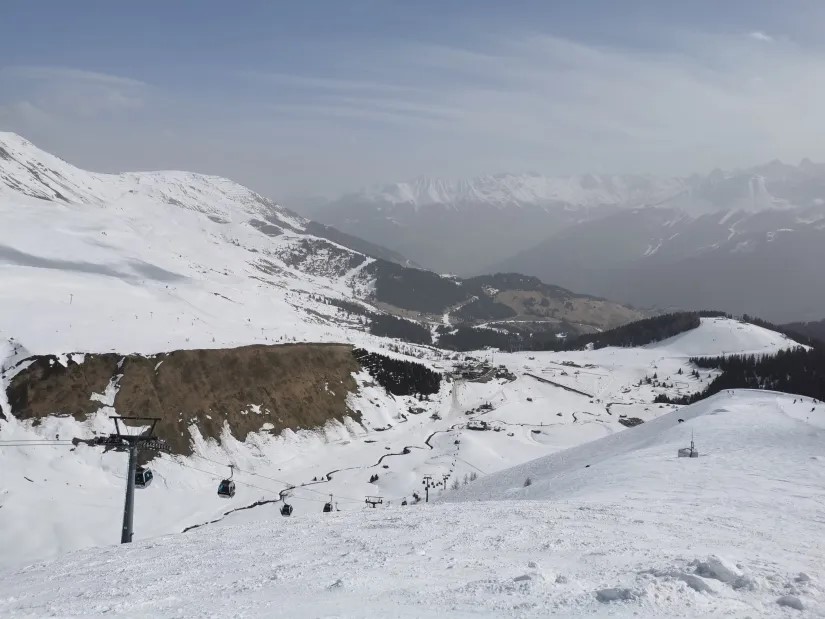 24. Im Schnee... ähm Sandsturm. Aber immerhin sind hier am Lazid die besten Pisten des Tages. Und vor allem schön steil. Aber leider relativ schnell viel los und lange Schlangen. Ganztags.
