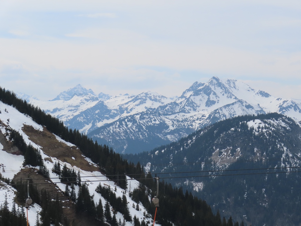 Blick Richtung zentrale Allgäuer Alpen. Links der Hochvogel, rechts das Gaishorn