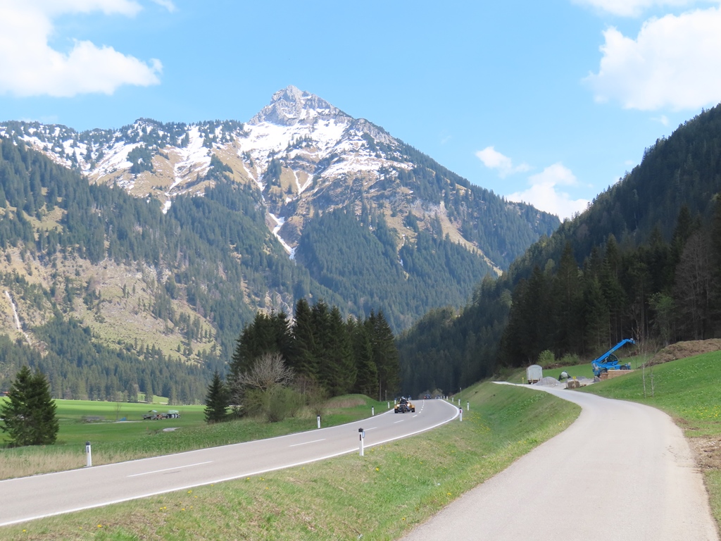 Radweg Richtung Lechtal. Die Fahrt vom Gaichtpass ins Lechtal hinunter erfolgt aber auf der Autostraße