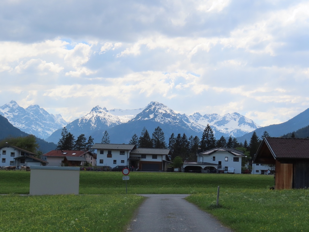 Blick talaufwärs im Lechtal. Die Häuser gehören zu Weißenbach