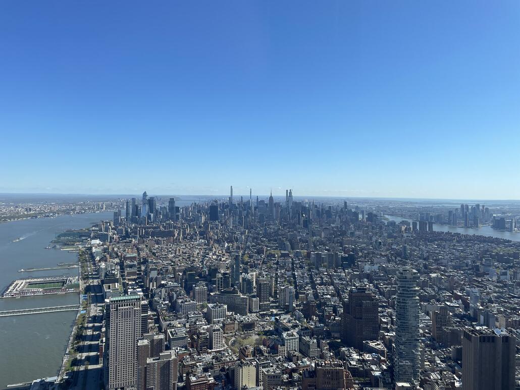 Ausblick vom One World Center im Süden Manhattens Richtung Norden. Höhe der Besucherebene: circa 400m