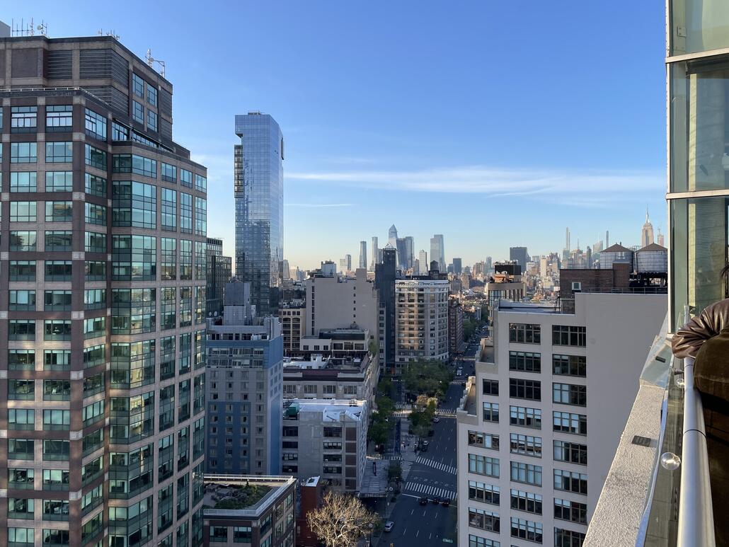 Die hoteleigene Roof Top Bar bot einen noch besseren Blick als unser Zimmer. Die Bar ist übrigens ziemlich angesagt, was wir bei unserem Aufenthalt gemerkt haben.