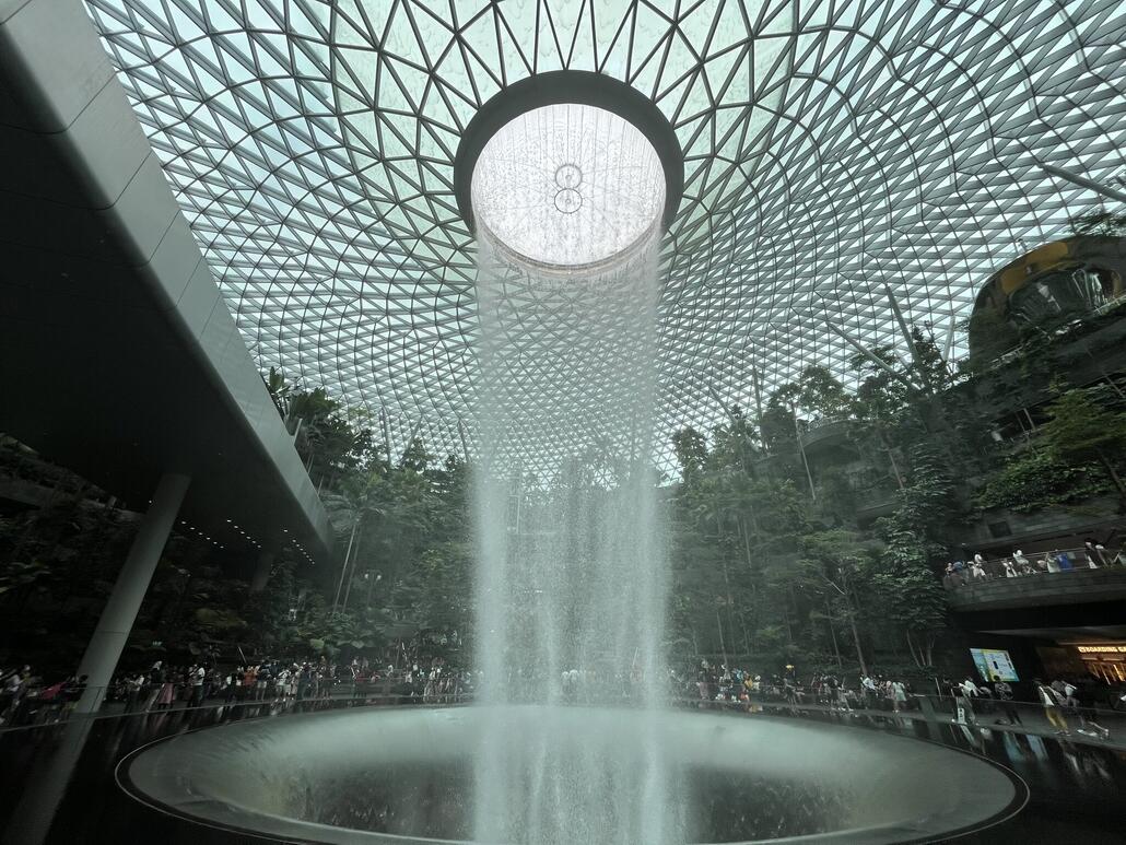 Wasserfall im Flughafen