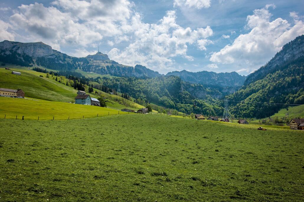 Wie im April starten wir im Brülisau und folgen auch zunächst demselben Weg.