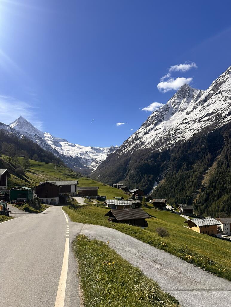 Sofort fällt der Blick ins Tal