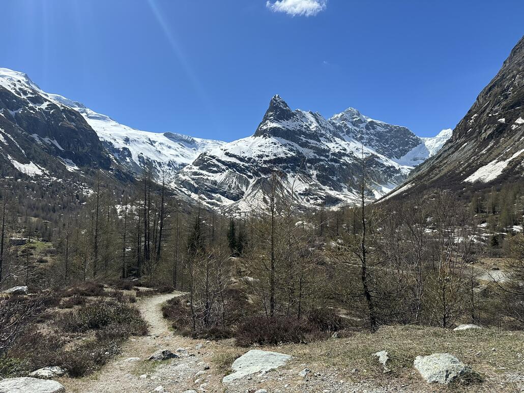 Hinter dem See eröffnet sich die Ferpecle Hochebene
