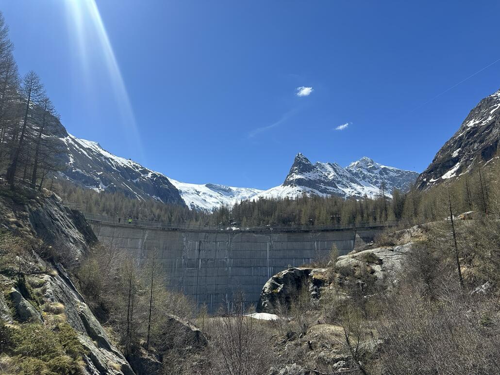 Die Staumauer erscheint