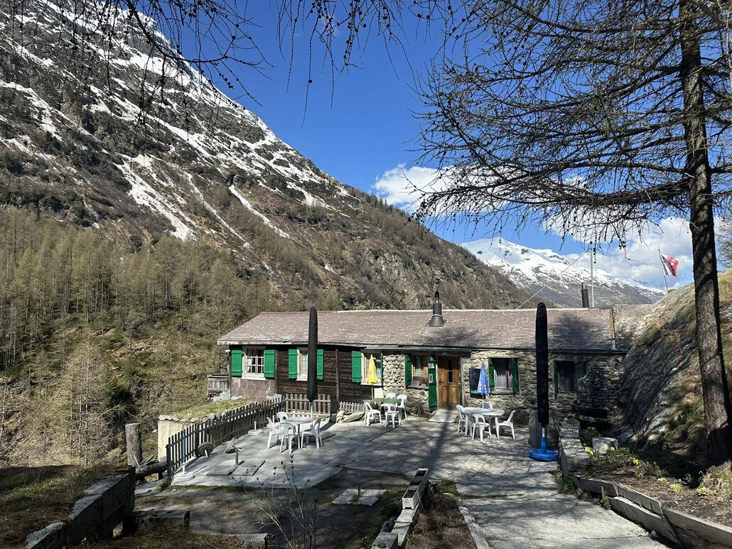 Nach den zwei Kehren läuft man daran vorbei.