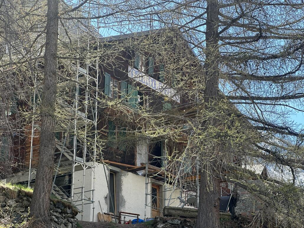 Hier befindet sich das alterwürdige Hotel du Col d'Herens, erbaut 1850. Wird wohl gerade saniert.