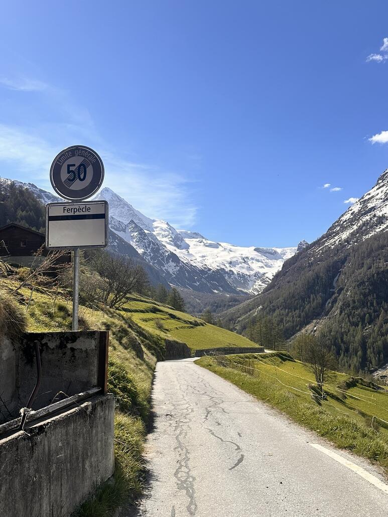 Ja auf dieser Strasse darf man 80 fahren. Im Mattertal unvorstellbar