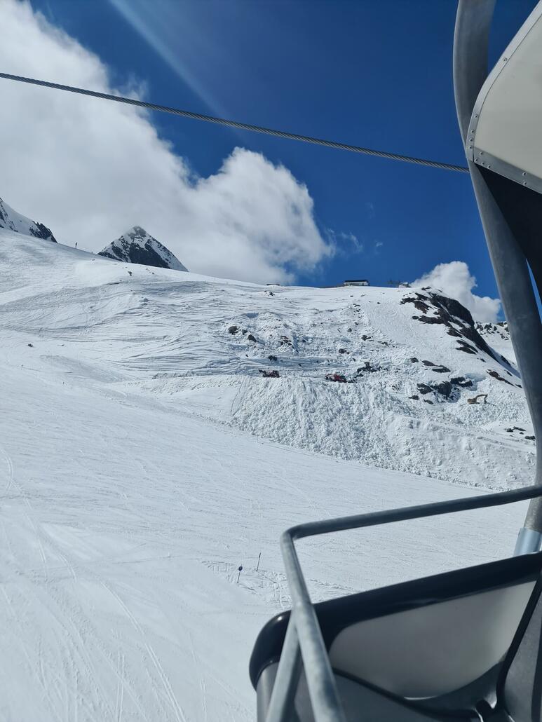Depot werden erstellt, auch mit Bagger- zum Glück gibt es hier kein 20min...