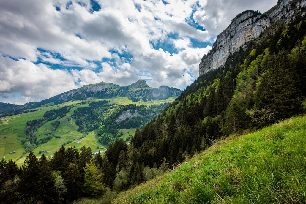 Blick Richtung Hoher Kasten, rechts geht die Seilbahn auf die Alp Sigel.