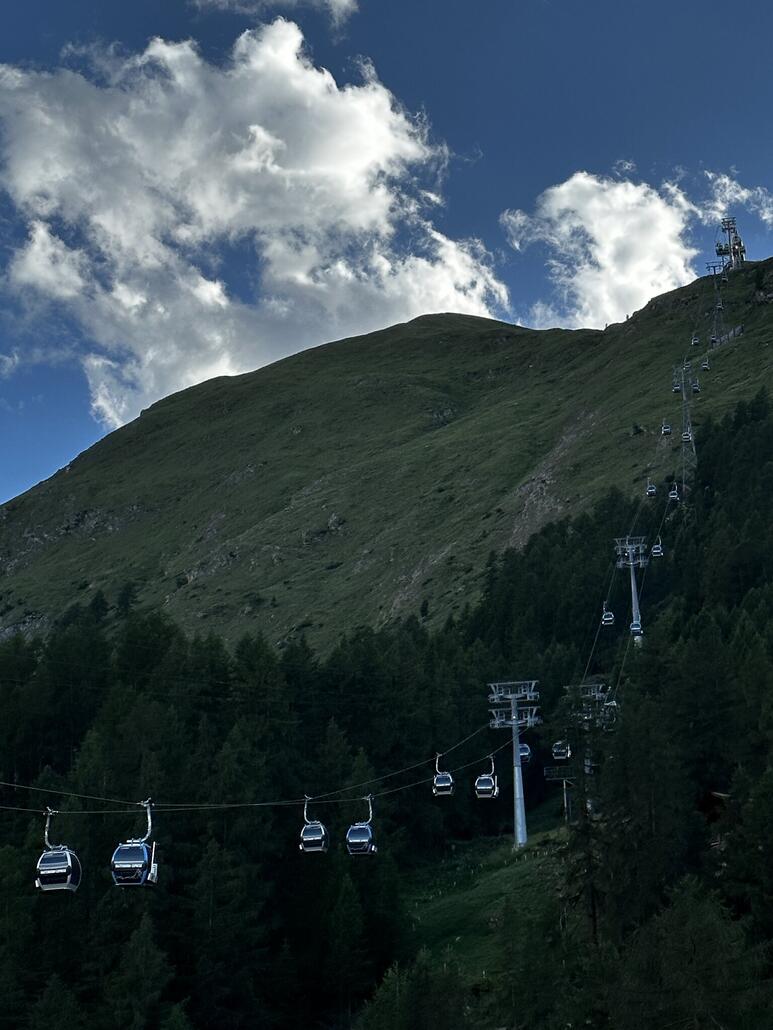 Als erstes erreicht man den Weiler Furi. Hier schlafen gerade die Matterhorn Express Gondeln und warten auf Ihren nächsten Einsatz.