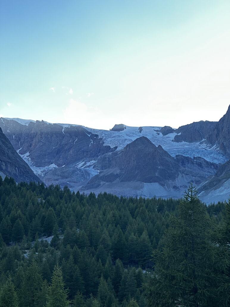 Hinten erscheint die Zmutt Ebene mit dem Gletscher