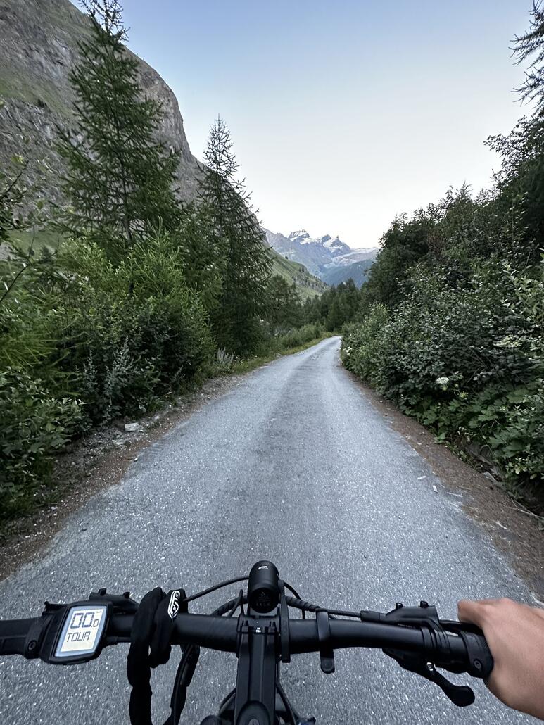 weiter, dann über Zmutt Dörfli ins Tal