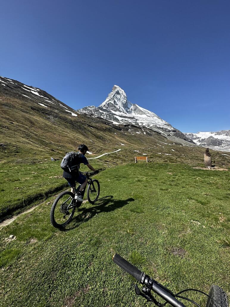 Dieser führt über die Aroleid und Stafelalp runter ins Zmuttal
