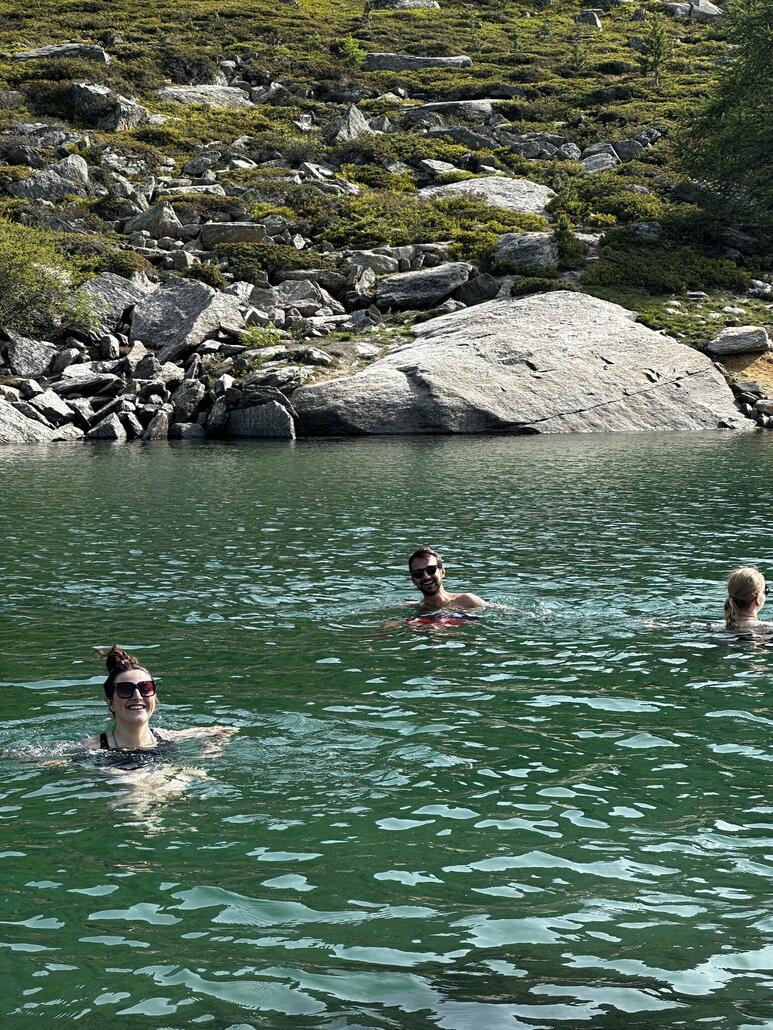 Wir treffen freunde von mir, die den Tag auf meinen Hund aufgepasst haben. Wir weilen eine Zeit am Grünsee