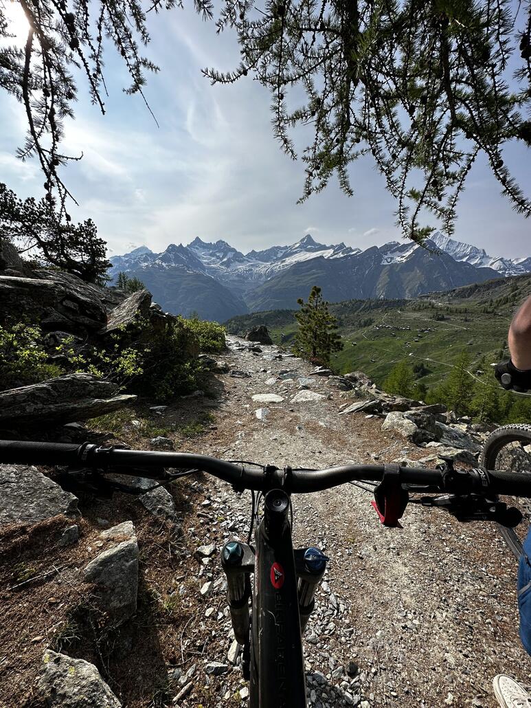 Lars und ich steigen wieder aufs Bike und fahren richtung Riffelalp, während die anderen runterlaufen.