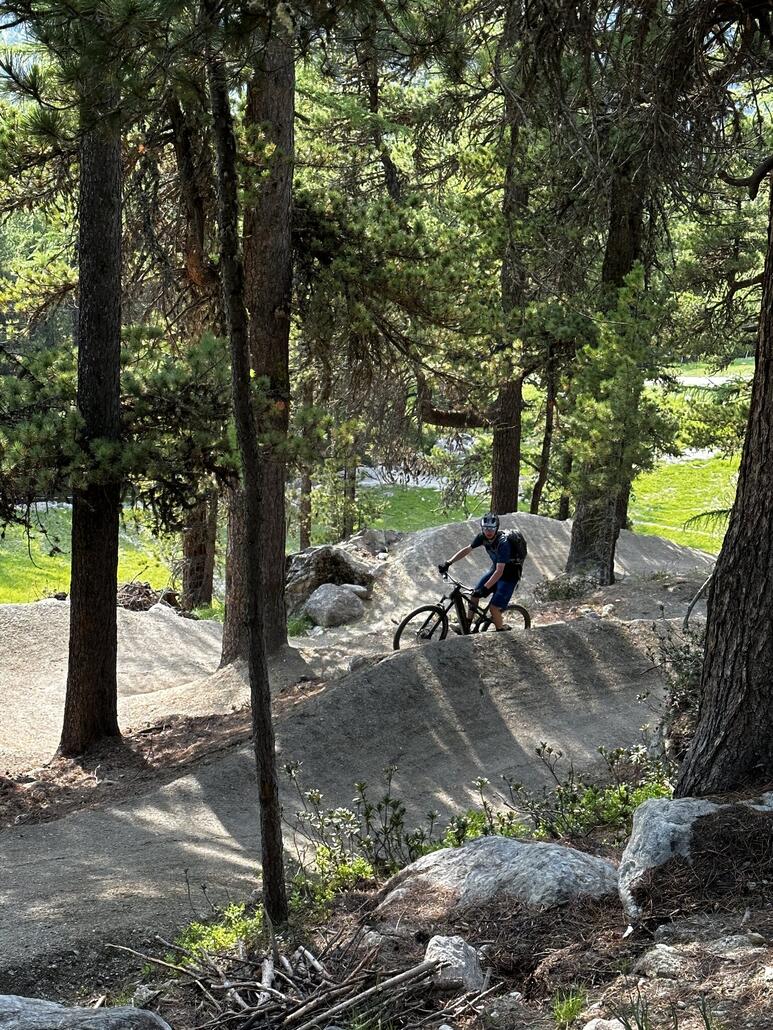 Ab Riffelalp wartet der nigelnagelneue Flowtrail auf uns