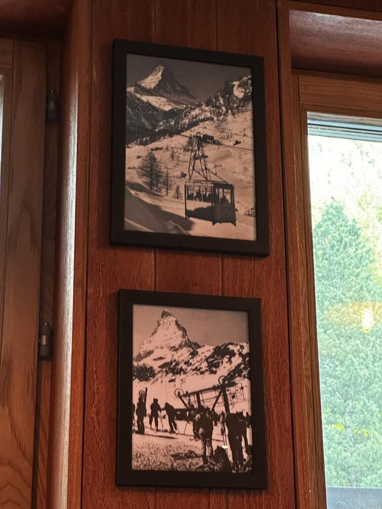 Im Pup gibts wieder ein Bier und wir warten bis die anderen mit dem Hund eintrudlen. Dazu gibts alte Fotos zu bestaunen