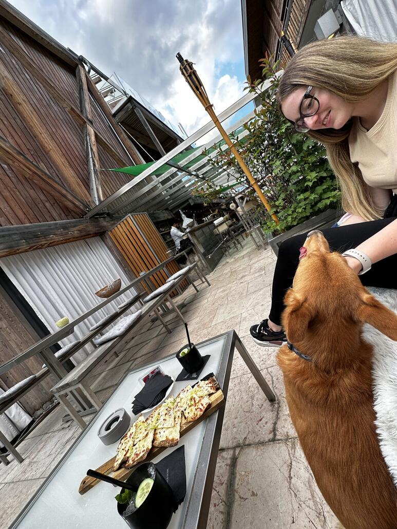 Der Vierbeiner hat wohl am meisten Lust auf den Flammkuchen