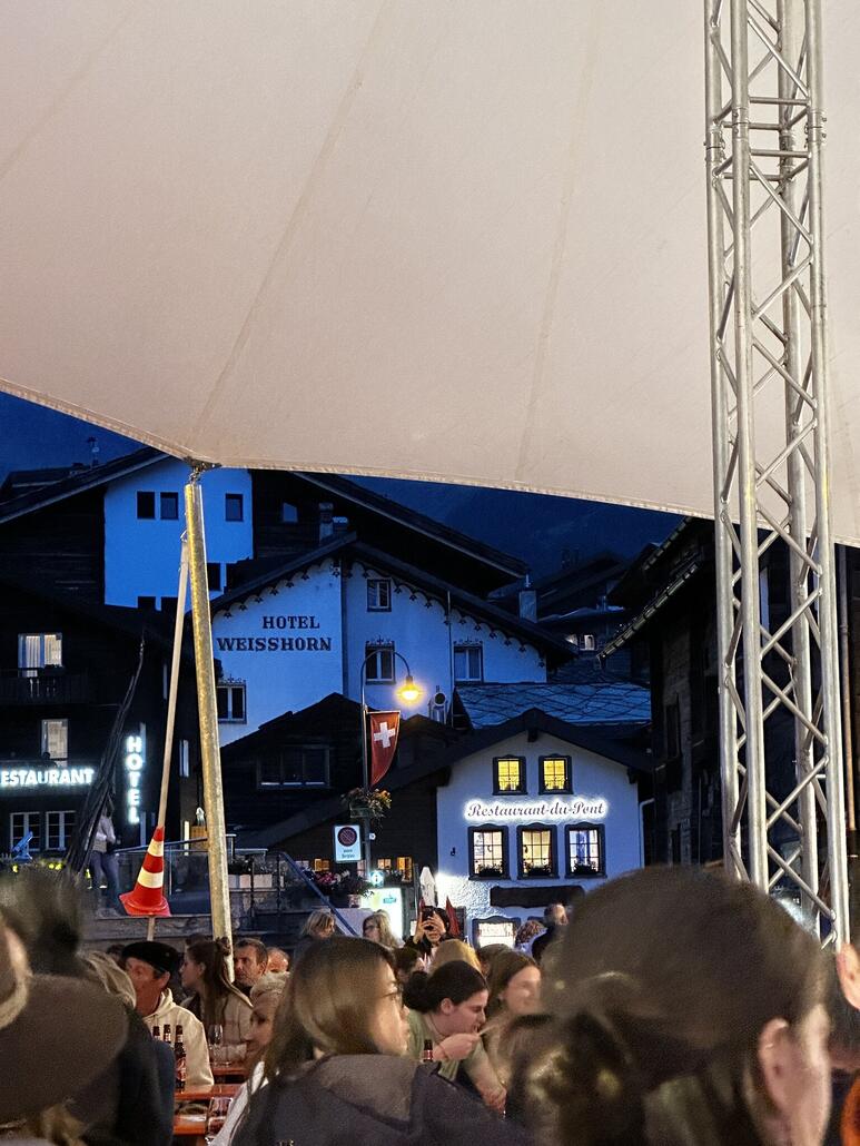 Und dann verweilen wir am Dorffest bis tief in die Nacht