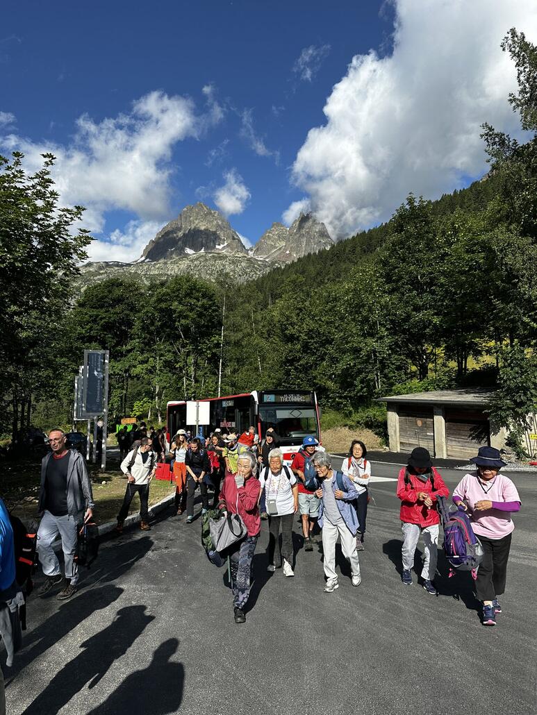 IMG_4642.JPG (912.17 KiB) 1178 mal betrachtet Tatsächlich steigen alle in le Tour aus. Das Dorf befindet sich zuhinderst im Talkessel.