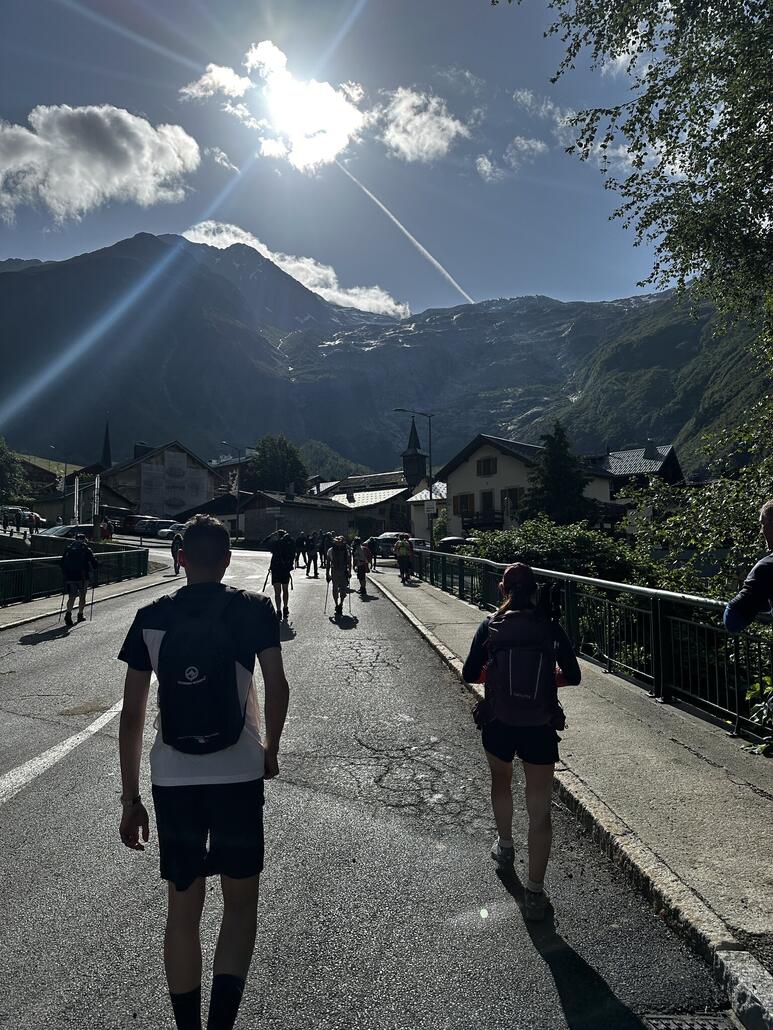 IMG_4643.JPG (894.68 KiB) 1178 mal betrachtet Wir laufen zur Bahn, der Bus fährt nicht ganz hoch, da der Parkplatz neu gestaltet wird.