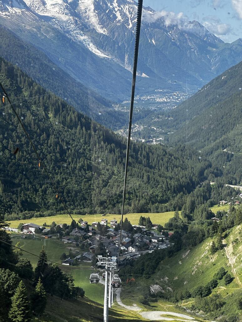 IMG_4650.JPG (882.41 KiB) 1178 mal betrachtet Blick zurück nach Le Tour. Am rechtne Bildrand sieht man knapp paar Häuser von Montroc. Hinten sieht man Argentiere und Chamonix