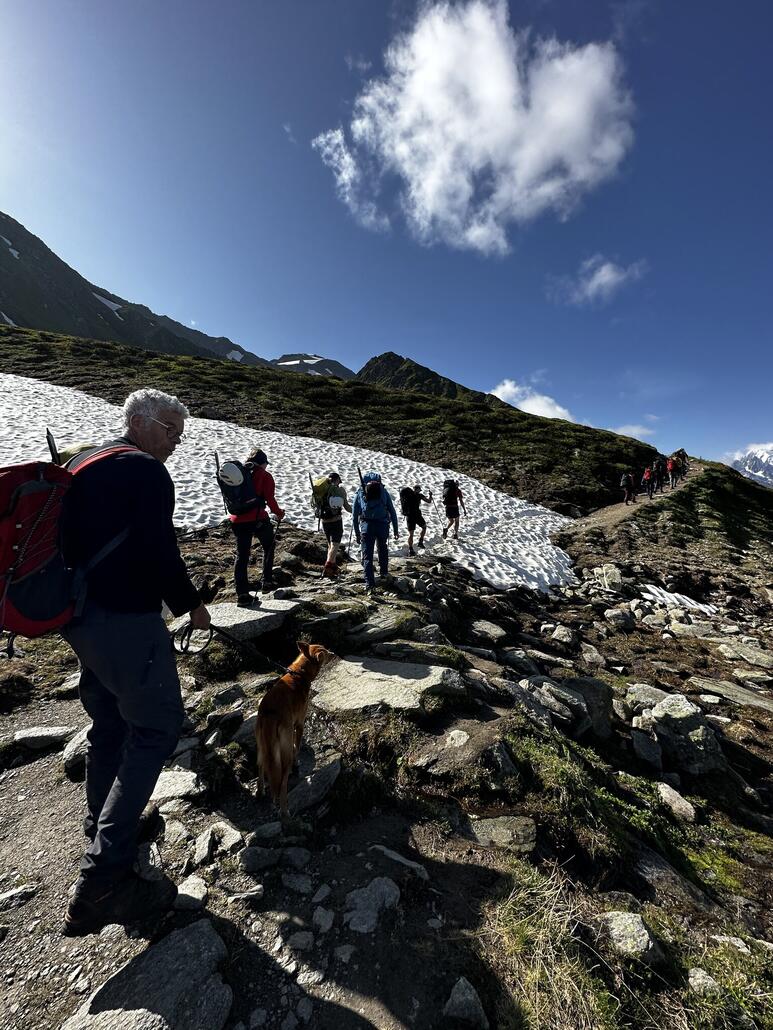 Wir starten. Auf dem Weg ist einges los, das hätte ich nicht gedacht. Früher gab es hier nicht so viele Leute