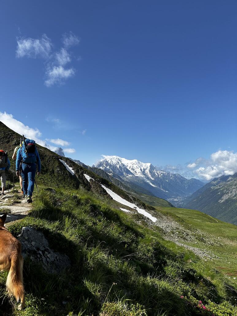 Der Weg führt immer dem hang entlang richtung Westen, später Süden