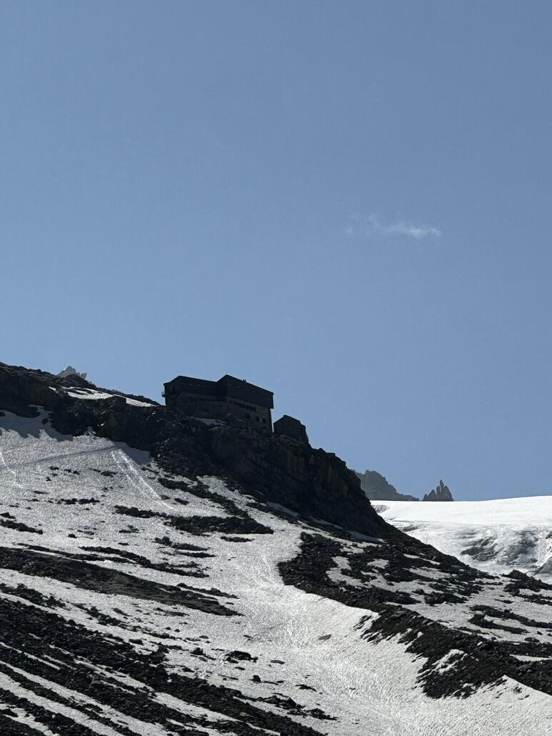 IMG_4724.JPG (428.68 KiB) 1190 mal betrachtet Die Hütte kommt zum Vorschein. Sie ist riesig.