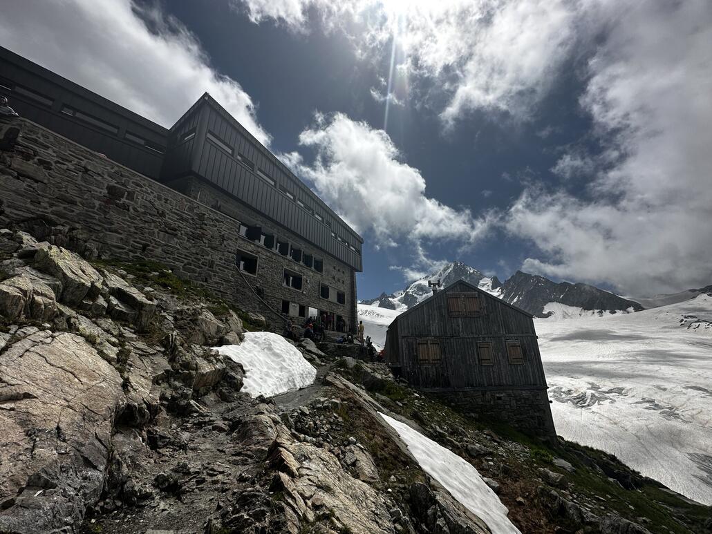 IMG_4793.JPG (704.38 KiB) 1178 mal betrachtet Das Gebäude ist impossant