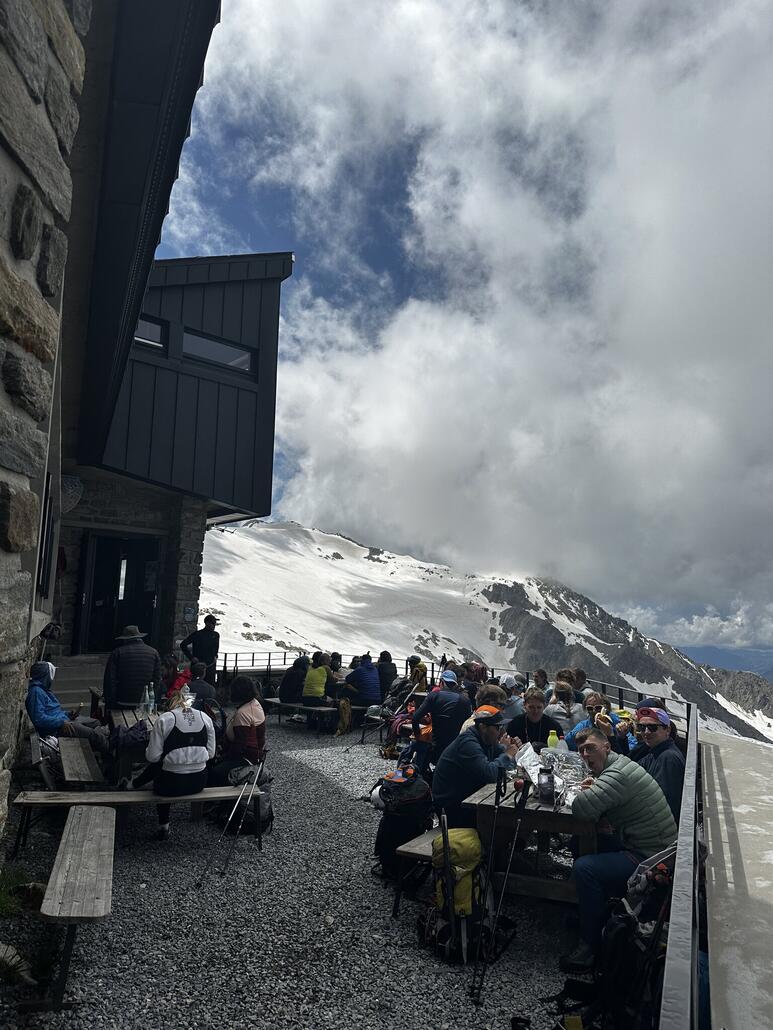 IMG_4787.JPG (573.84 KiB) 1178 mal betrachtet Terrasse, leider auf der falschen Seite und voll im Schatten