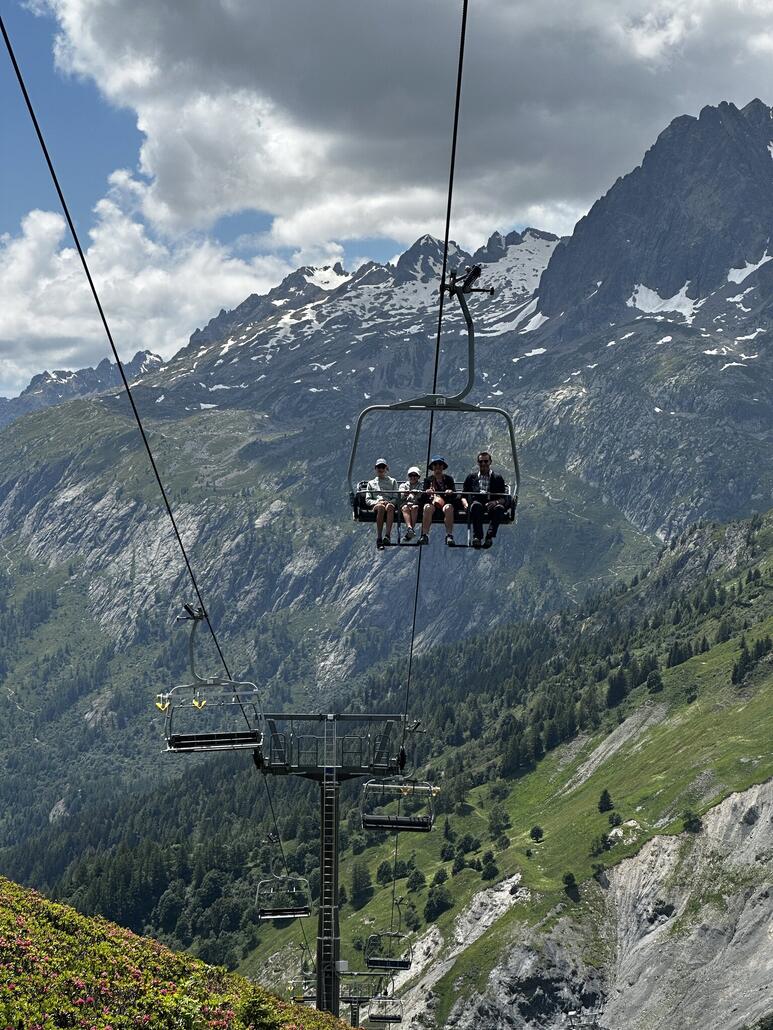 IMG_4852.JPG (852.52 KiB) 1178 mal betrachtet Süss der Lift, auch wenn ich kein DM-Fan bin. Die haben Garaventa aufgegessen.