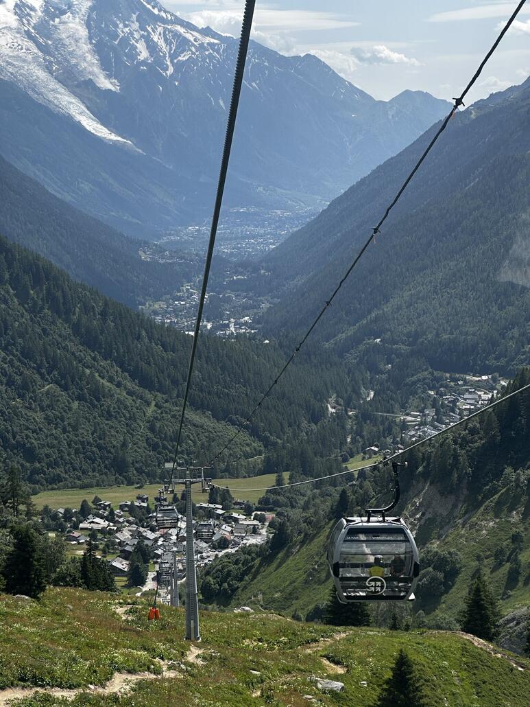 IMG_4879.JPG (775.94 KiB) 1190 mal betrachtet Es geht runter. Die Kabinen schwanken teilweise.