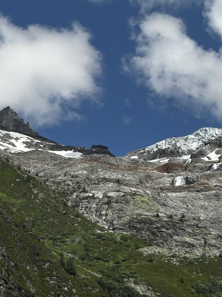 IMG_4888.JPG (541.79 KiB) 1178 mal betrachtet Unten im Tal erkennt man im Zoom die Hütte