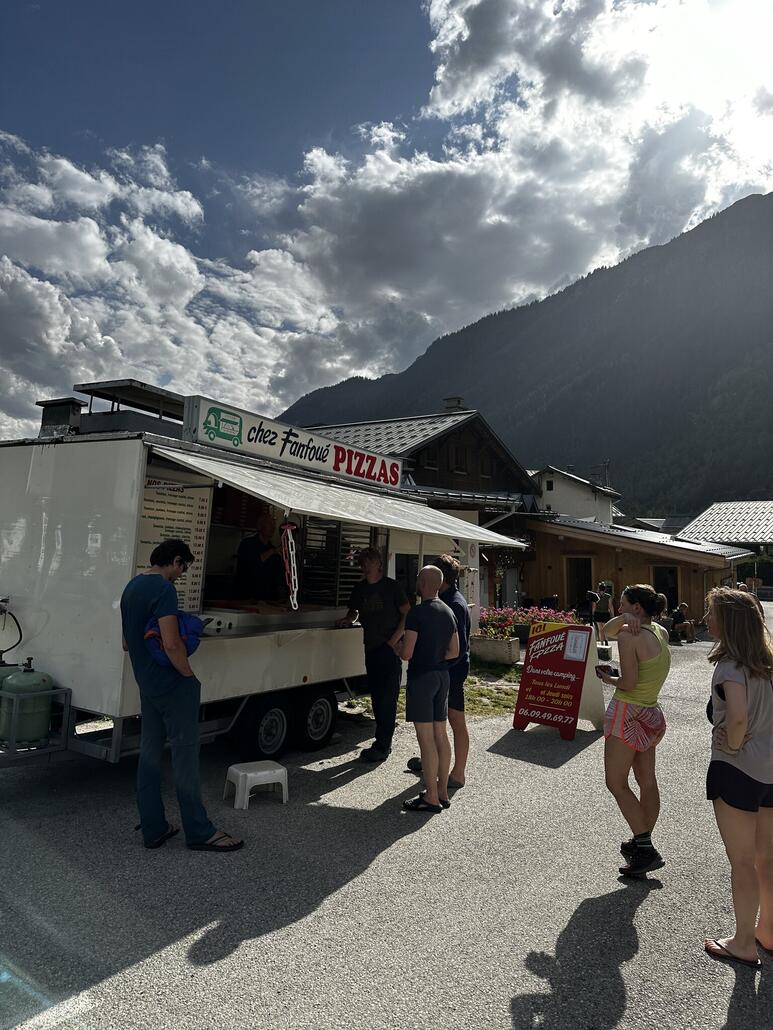 IMG_4912.JPG (684.91 KiB) 1190 mal betrachtet Heute ist der Pizzawagen da