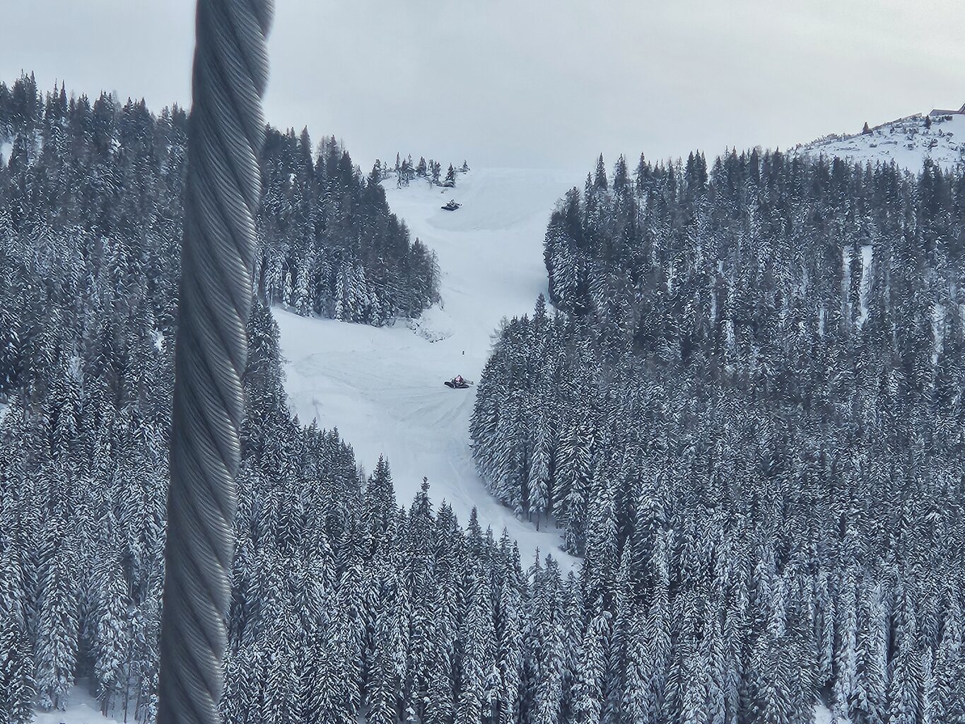 Die Pisten der Tauernkarbahn wird gerade angeschoben.