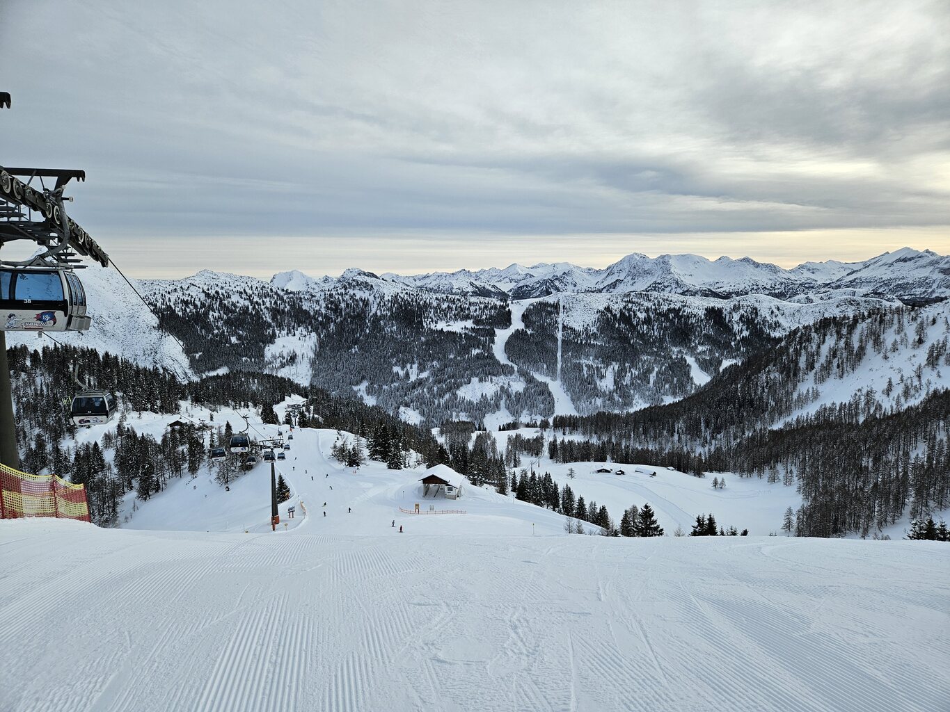 Zwar etwas Wolkig aber die Pisten noch wunderbar und griffig. Deswegen fahre ich den Atomic erst etwas.