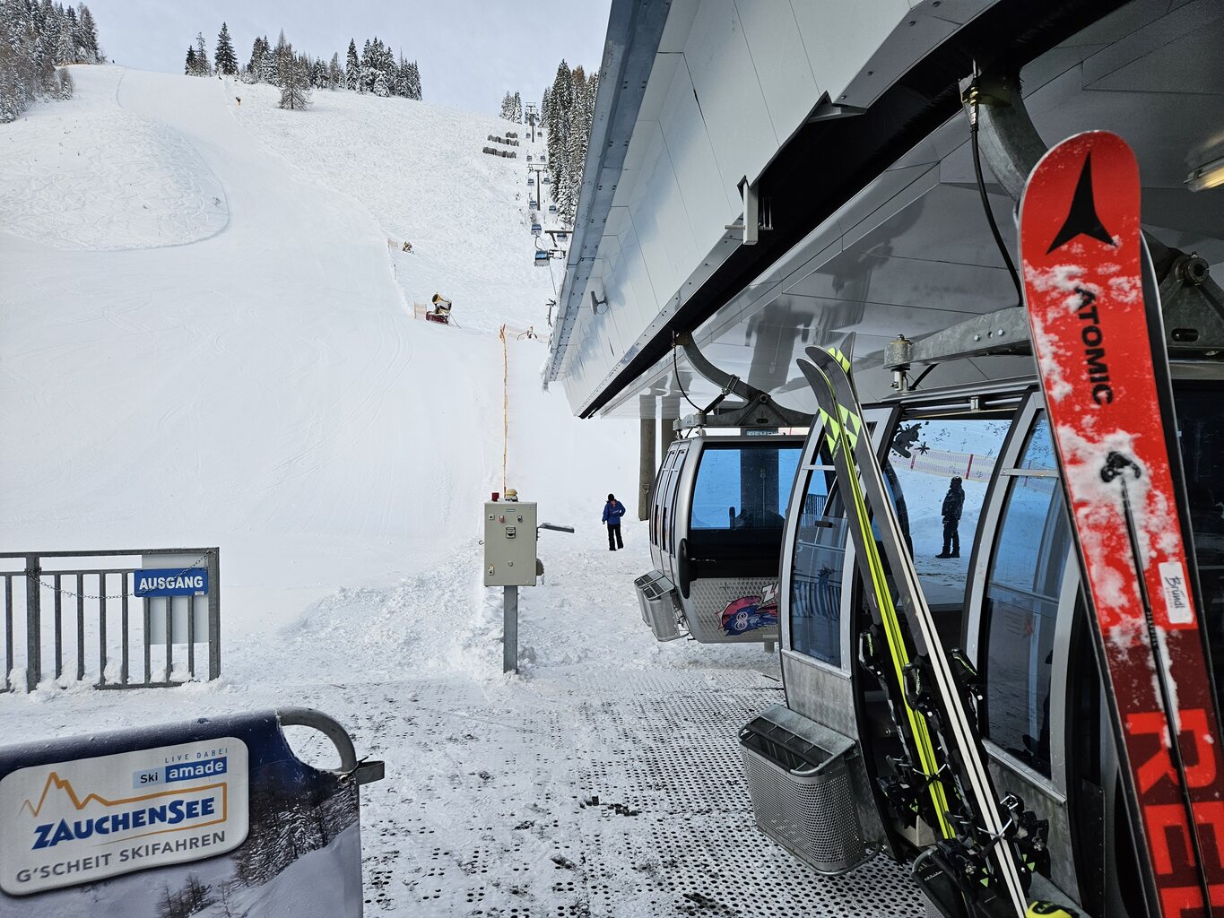 Tja, geht nix, kaputt. Ein paar Sekunden später wurde schon zur Stütze 1 gegangen und angefangen von dieser etwas Schnee zu schmeißen. Es war um 09:10 Uhr. Wie man sieht hätten noch ein paar Gondeln gefehlt und man wäre selber drinnen. 15 Minuten vergingen und man meinte es könnte länger dauern. Durchsagen gab es auch noch keine. Wunderbar dachte ich mir dabei und machte mich wie viele andere auch auf dem Weg zur Schwarzwandbahn oder Gamskogelbahn.