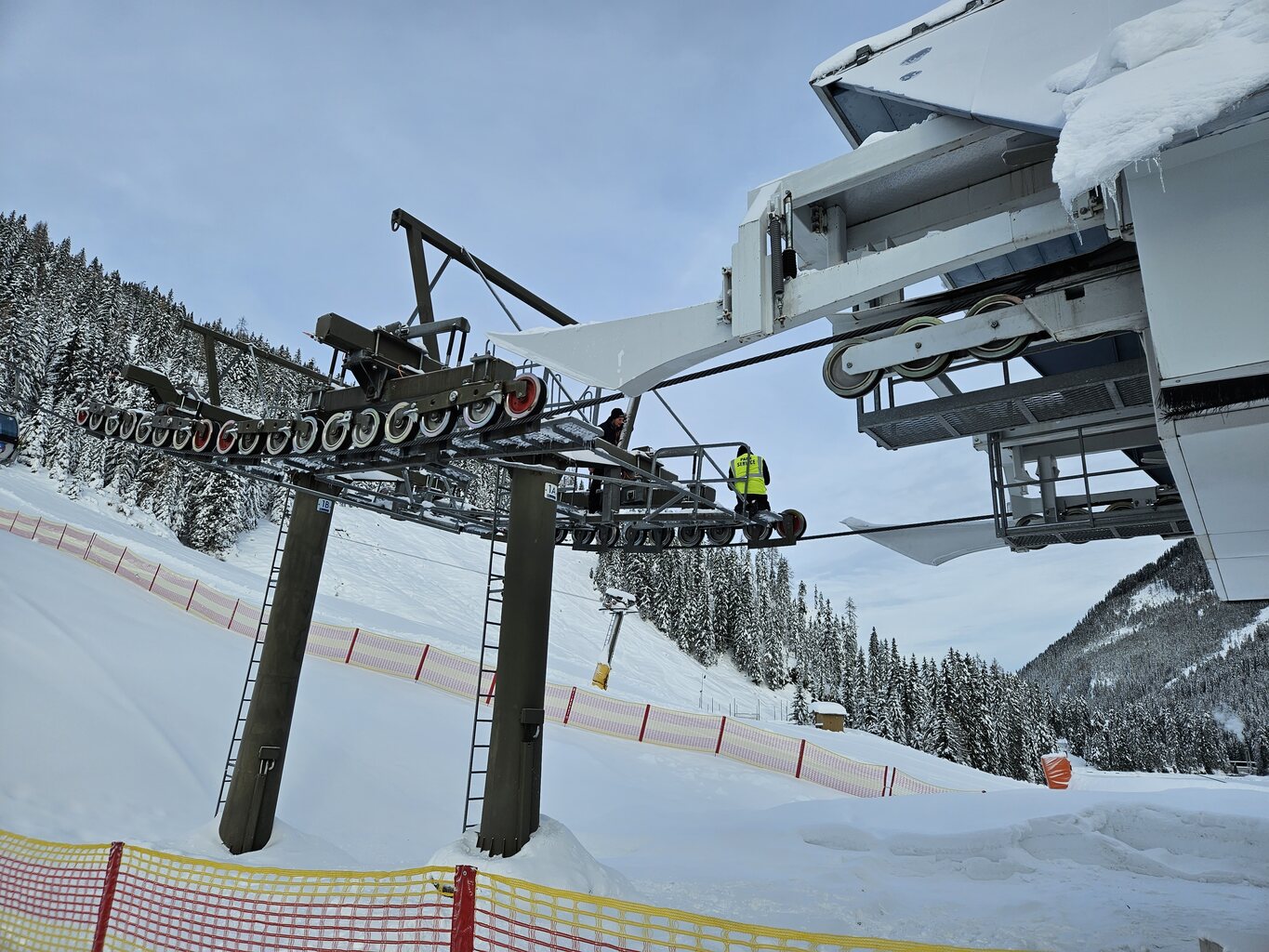 Nach dem Tag fragte ich was war und es gab wohl Probleme mit einem Stecker. Dieser war wohl eingedrückt oder so ähnlich von einem Kollegen der seinen Schlüsselbund nicht wieder fand. Die hatten schon einen richtig guten Tag. Oh weia...