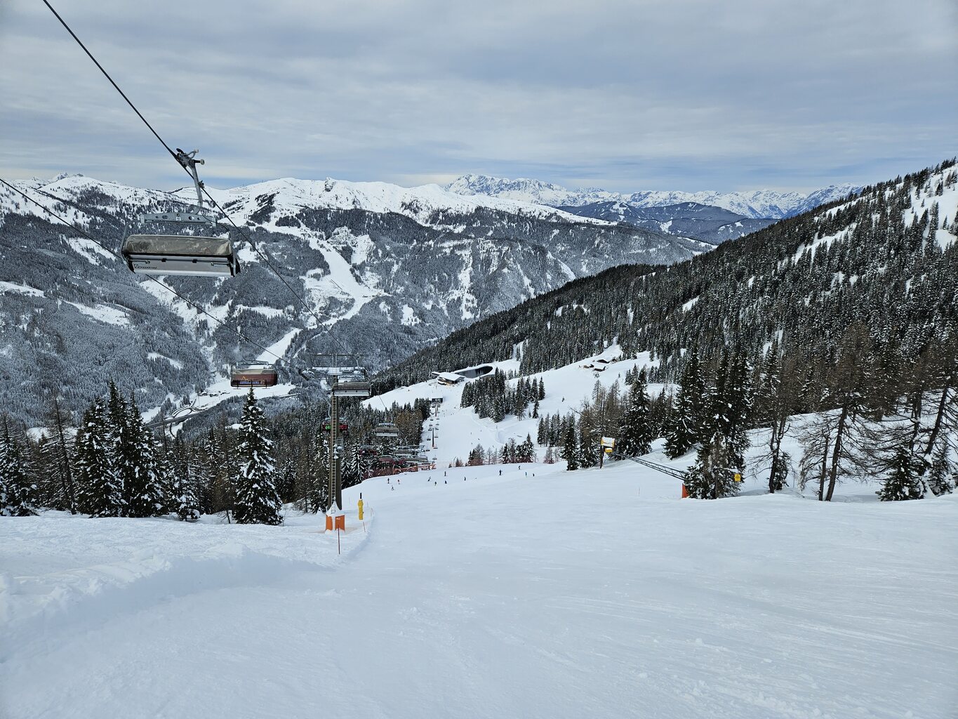 Bevor die Bahn wieder krepiert wurde gleich nach zwei Fahrten die Seite gewechselt. Kleinarl ist das Ziel. Die Piste runter nach Flachauwinkel sehr wechselhaft, da diese über Nacht noch beschneit wurde.