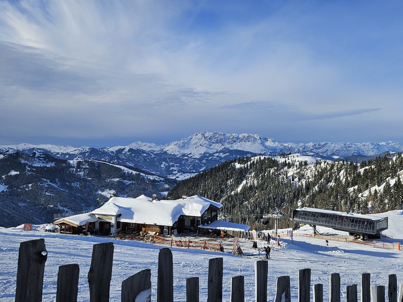 Nach einer kleinen Pause wurde es kurz sonnig. Hinten links hätten wir den Grafenberg. Ob Flachau und weiter nach St.Johann war ich mir schon unsicher was nach dem Zwischenfall an der Rosskopf sowieso aus dem Rennen war. Flachau wäre zwar möglich gewesen mit der richtigen Einteilung, doch um 13:40 Uhr nicht mehr Sinnvoll.